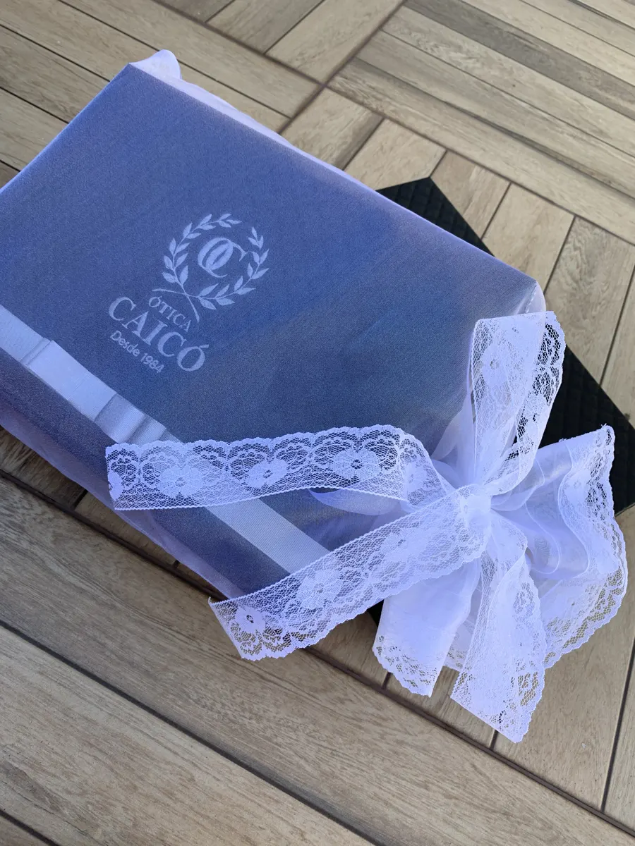 Lembrança de batizado em caixa azul com renda branca e nome Chico