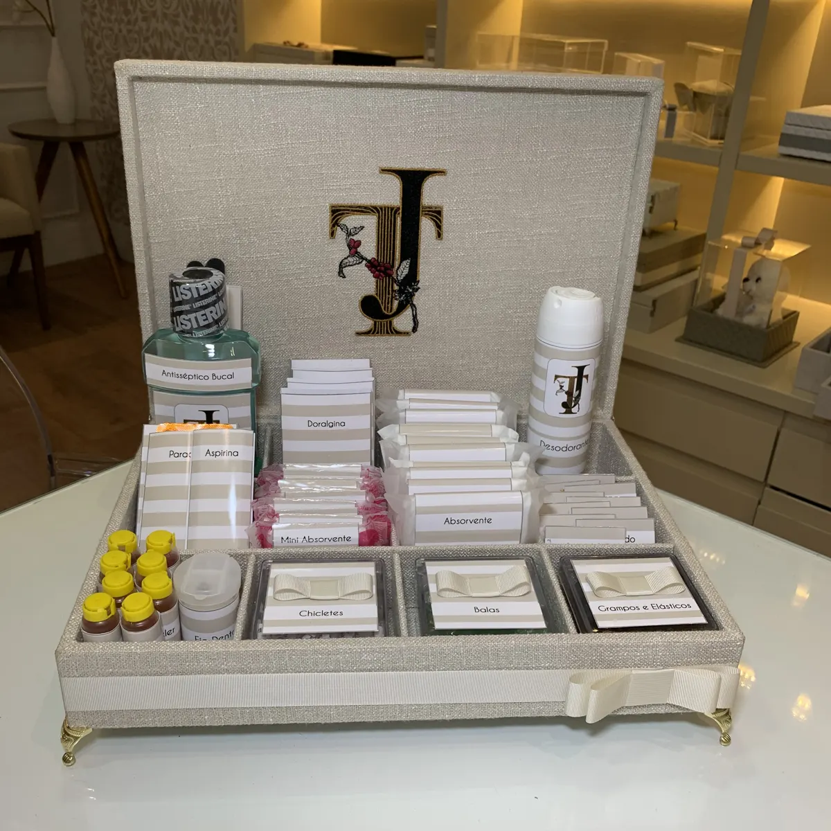 Kit toalete em caixa de linho com monograma e itens de higiene