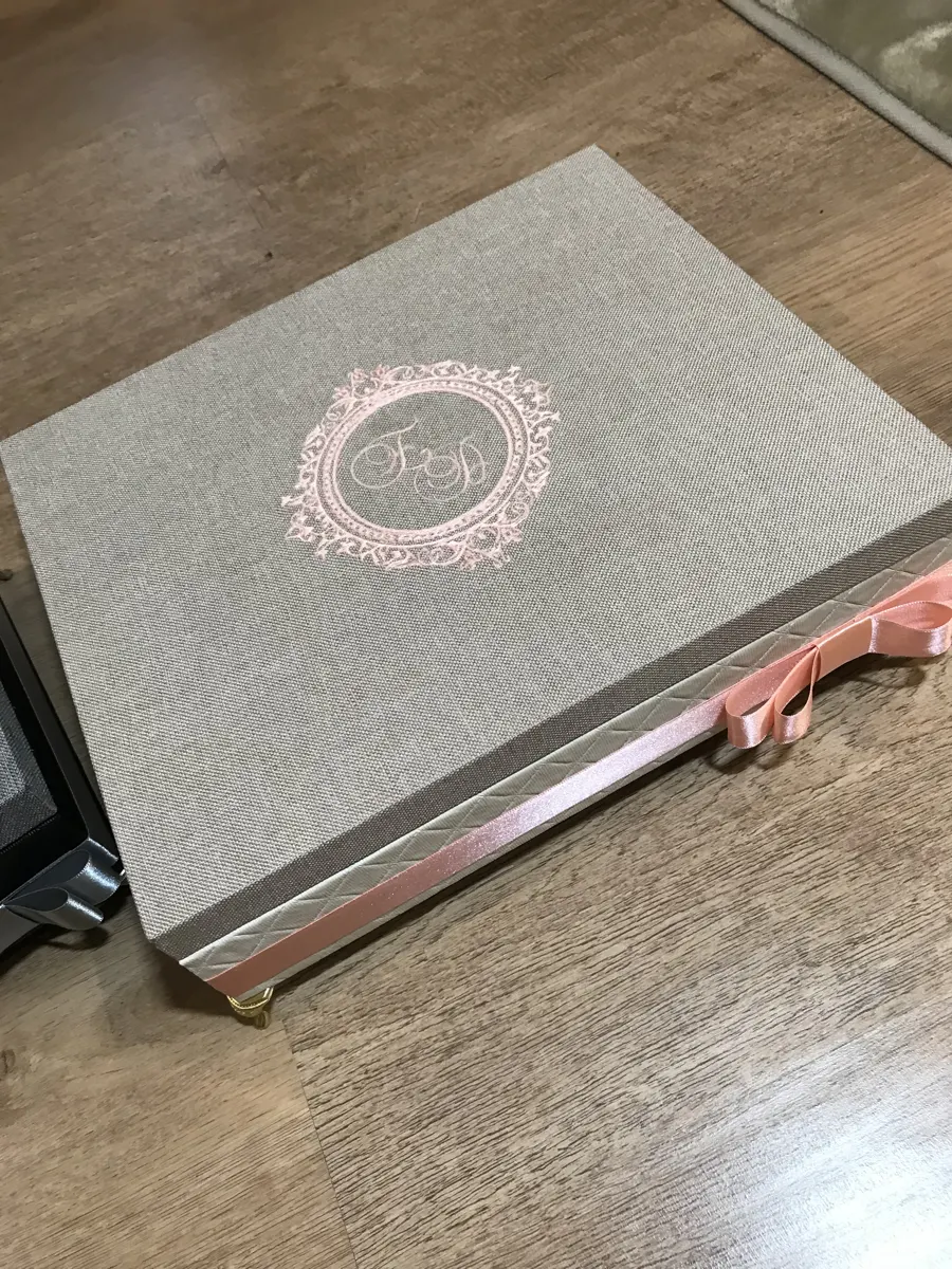 Caixa de madrinha em linho cinza com monograma bordado em rosa