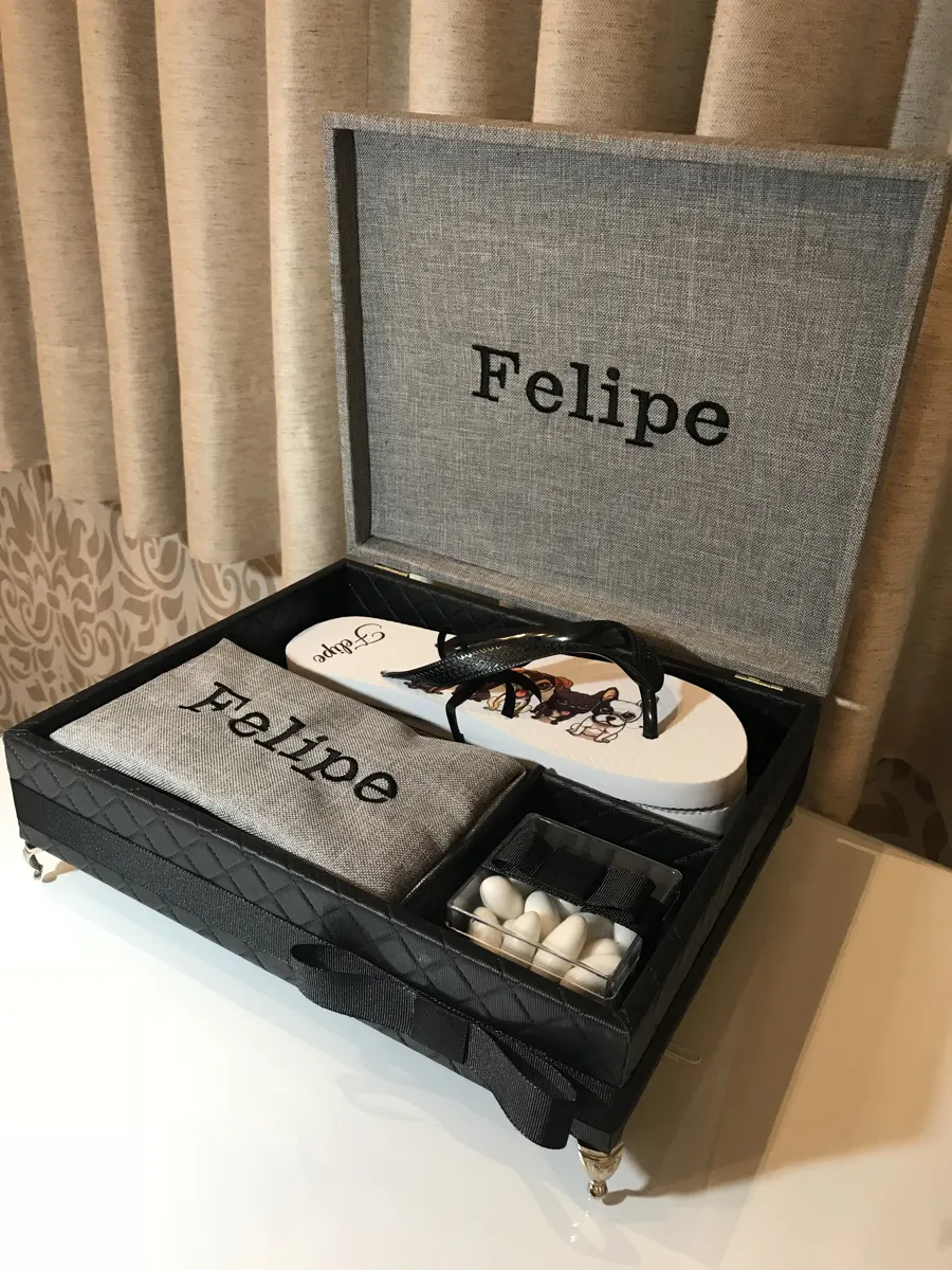 Caixa personalizada em linho com nome bordado e itens organizados em compartimentos