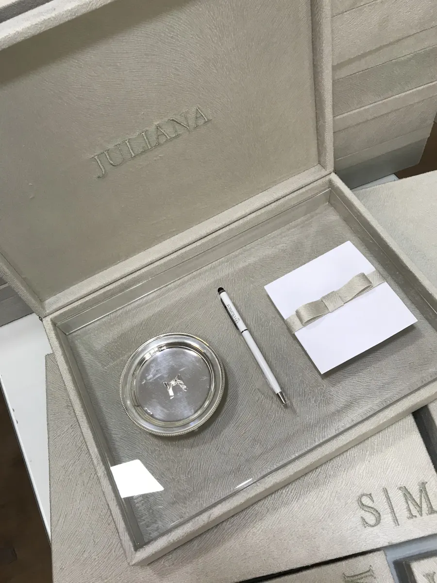 Caixa personalizada em linho com copo, itens e cartão – exemplo de acabamento DIAMOR